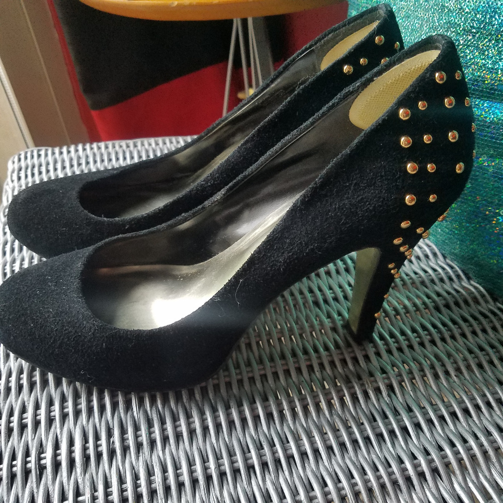 👠STEVE MADDEN ~ BLACK Suede Pump With Gold Studs